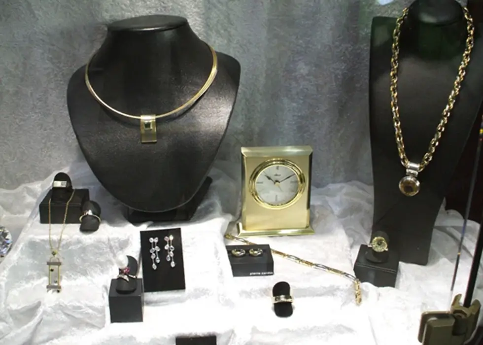 Schmuckvitrine im Juweliergeschäft